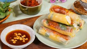 bánh tráng cuốn sốt me Thòm Thèm